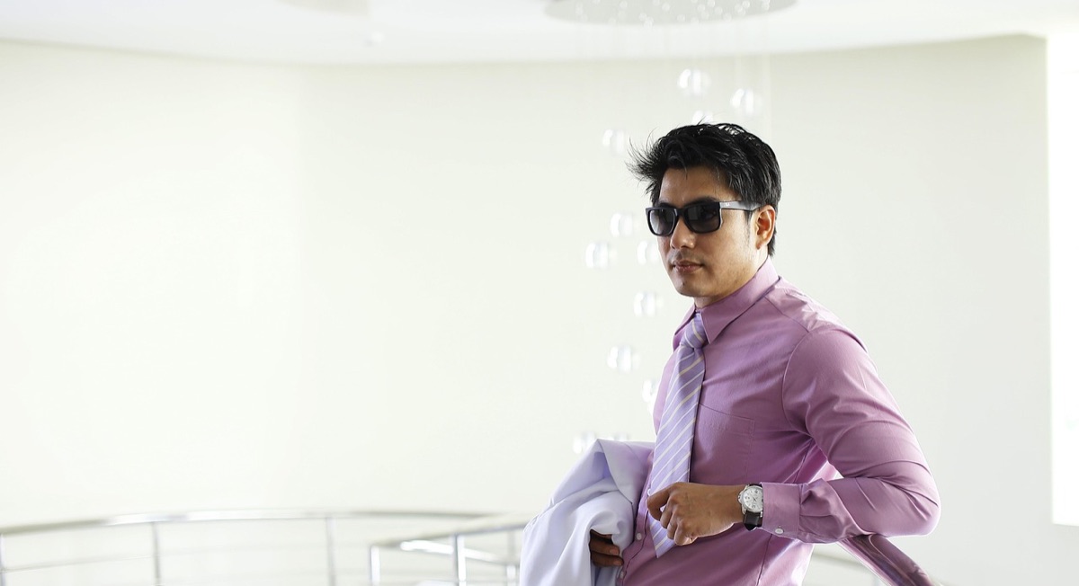 hombres en traje formal