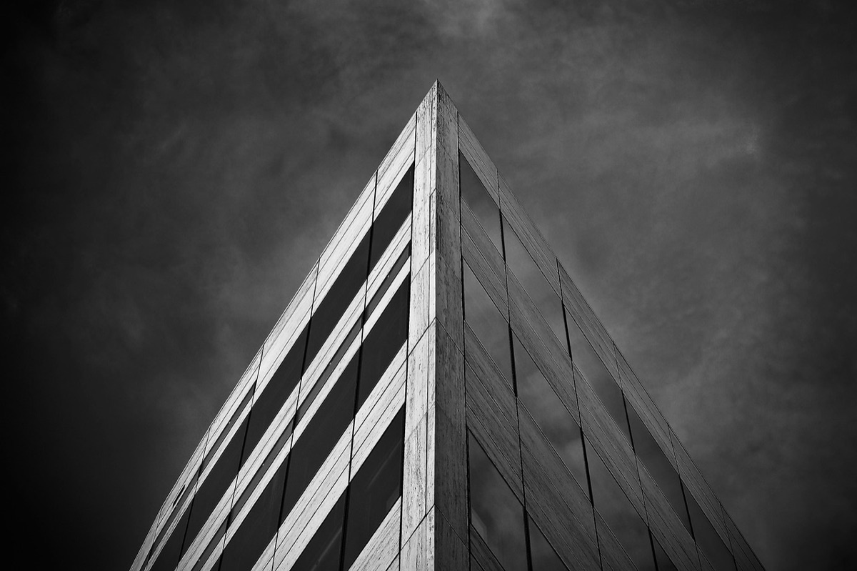 Edificio d'ufficio con giardino tropicale
