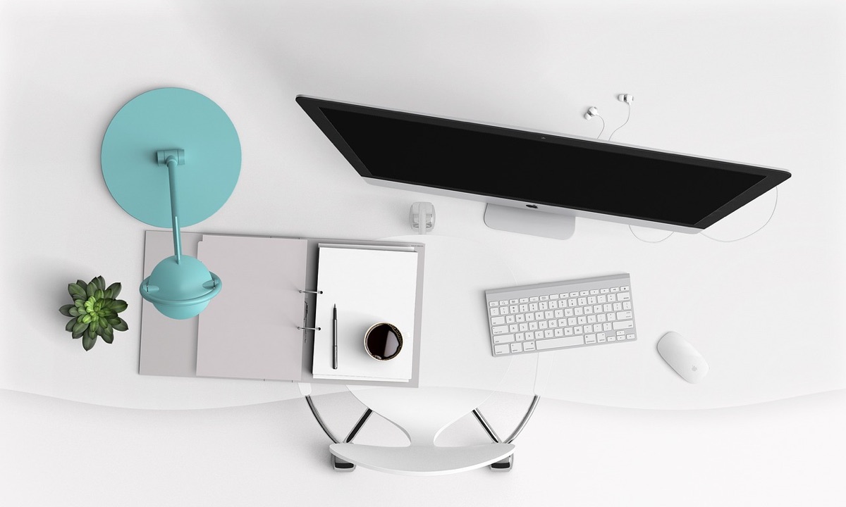 Um escritório de investimento em Maurício com tela de computador e quadro branco