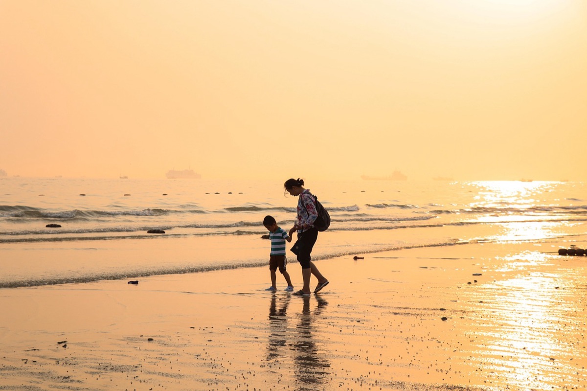 famiglia con bambino a mare in Mauritius