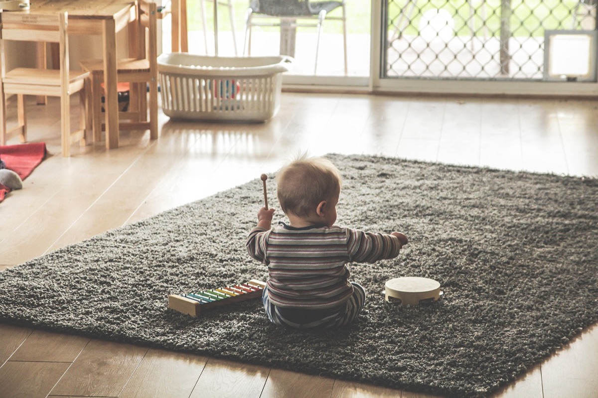 famiglia con bambini a giocare sulla sabbia