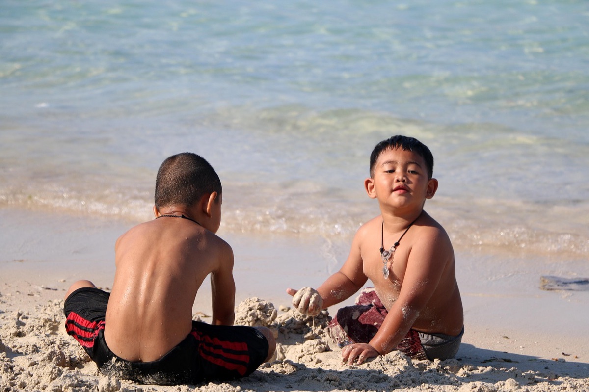 família com filho em praia de mauritius