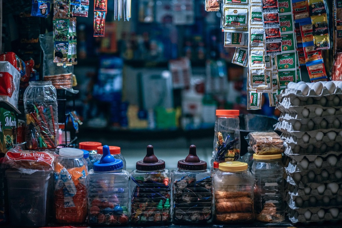 Un'isola tropicale con un mercato locale colorato e persone sorride