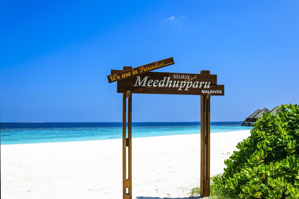 ilha tropical com areia branca e água azul