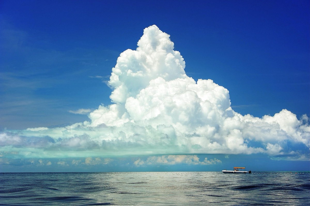 Bateau à voile sur l'eau turquoise