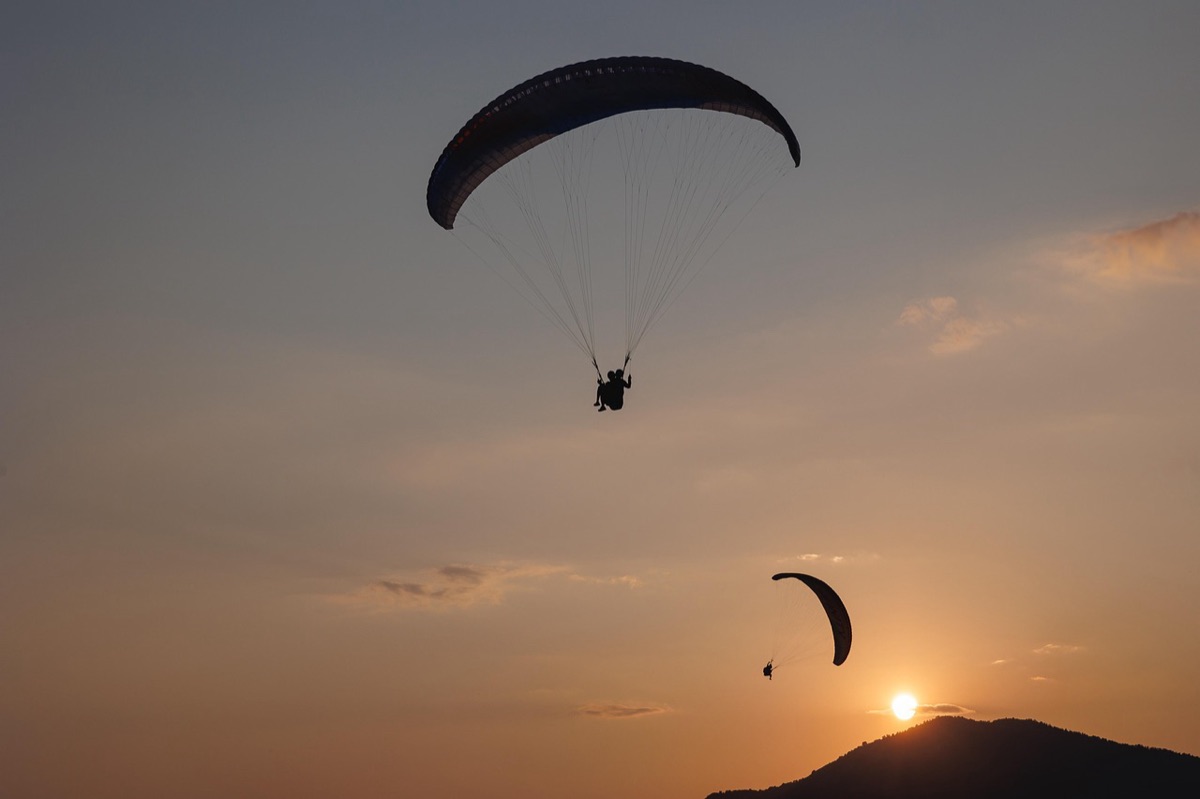 Paragliding op een eiland