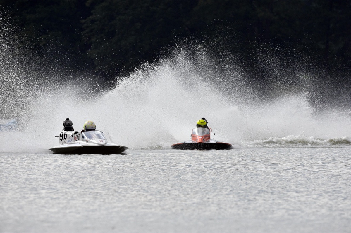 Motorboot an Marina