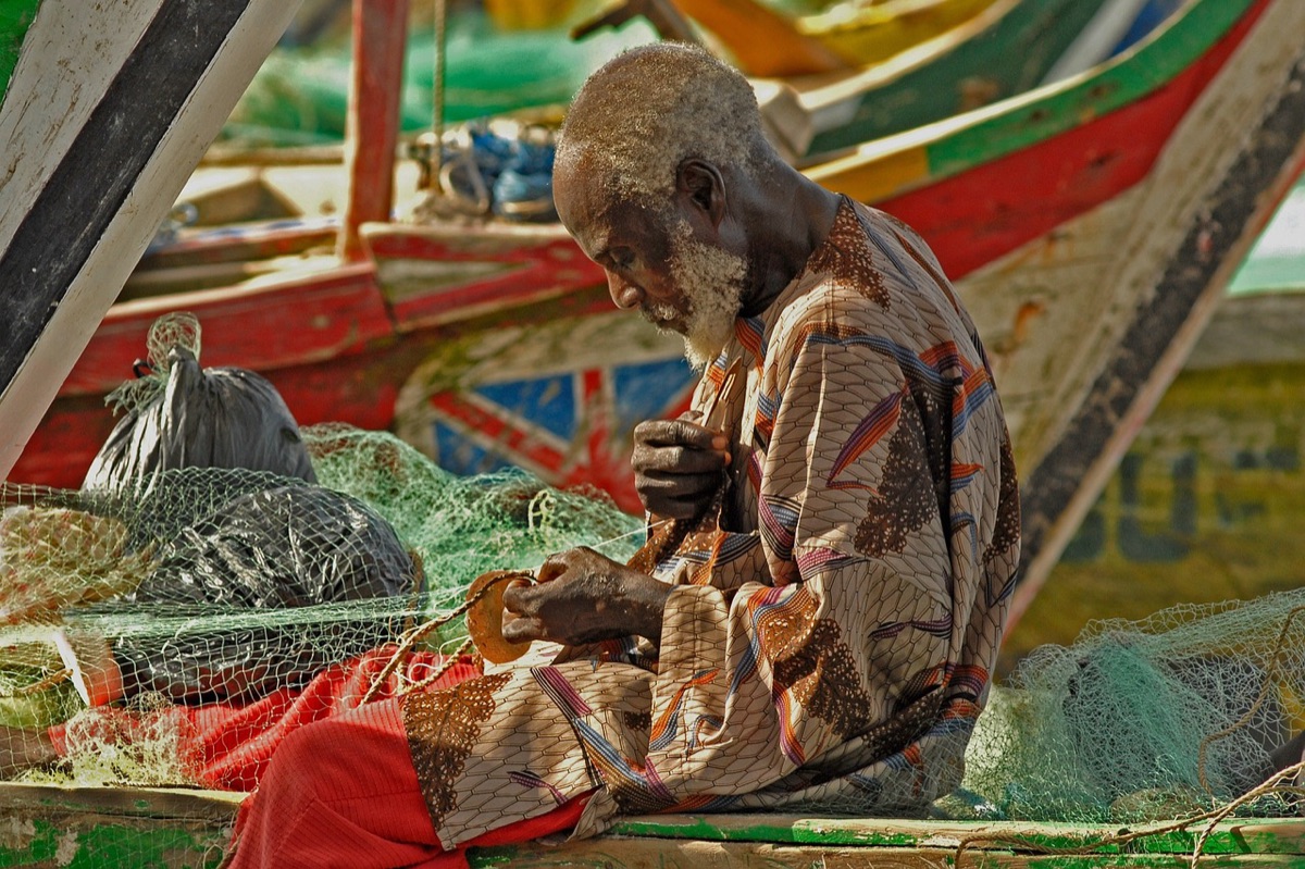 pescatore locale con rete in Mauritius