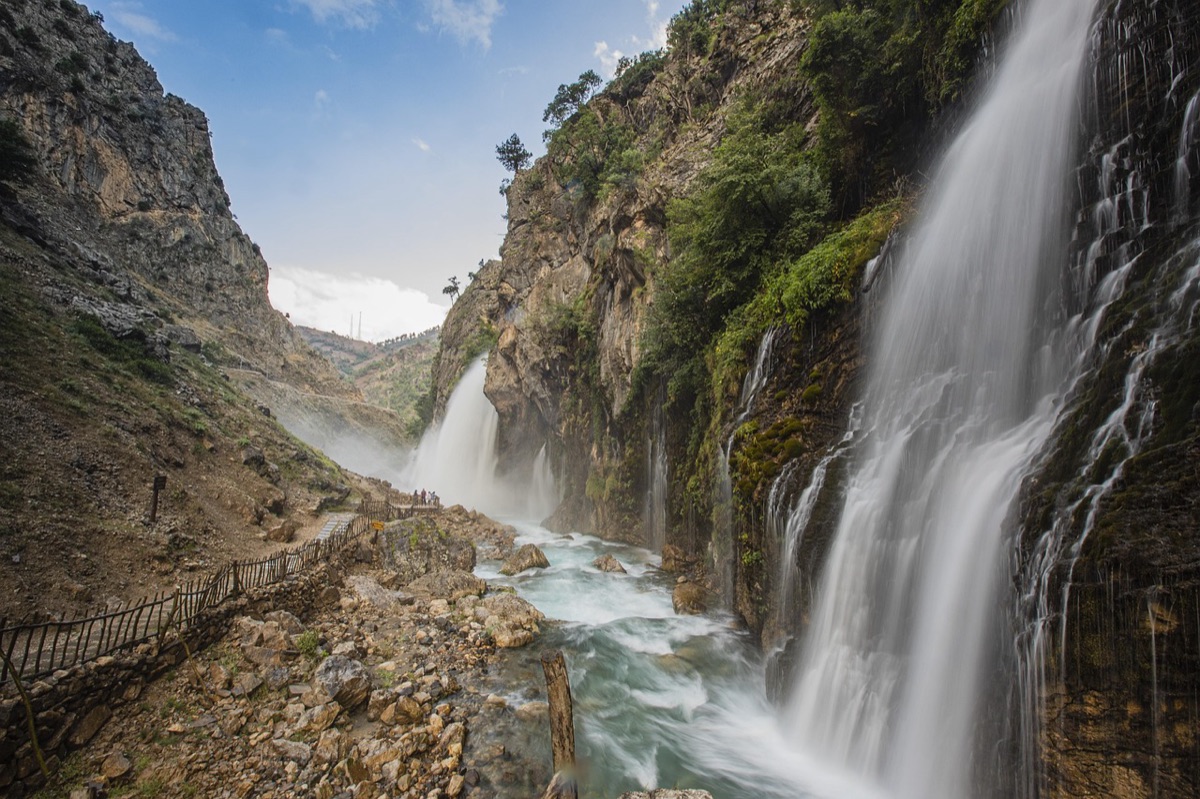 cascata escondida em moriçus