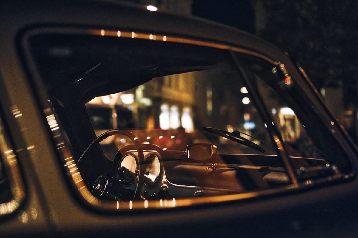 Voiture de location luxueuse avec toit ouvert