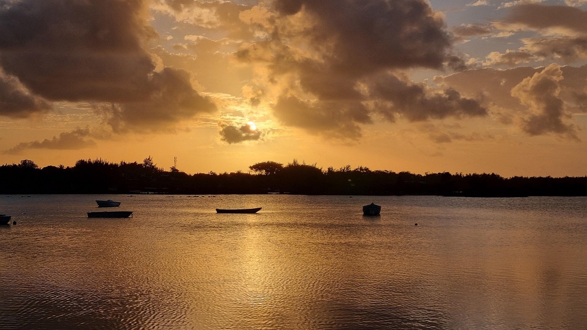 Un'auto di noleggio di Mauritius è parcheggiata sulla spiaggia. Mostra l'auto necessaria per un viaggio di nozze.