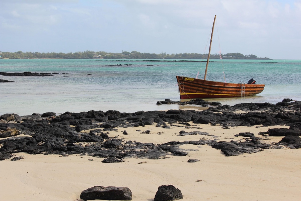 Un'auto di noleggio è parcheggiata sulla spiaggia di Mauritius. Simboleggia il primo giorno di un viaggio di nozze.