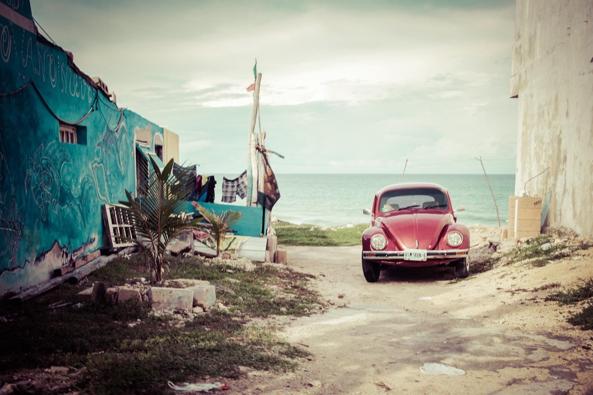 Parqueadero de coches cerca de la playa