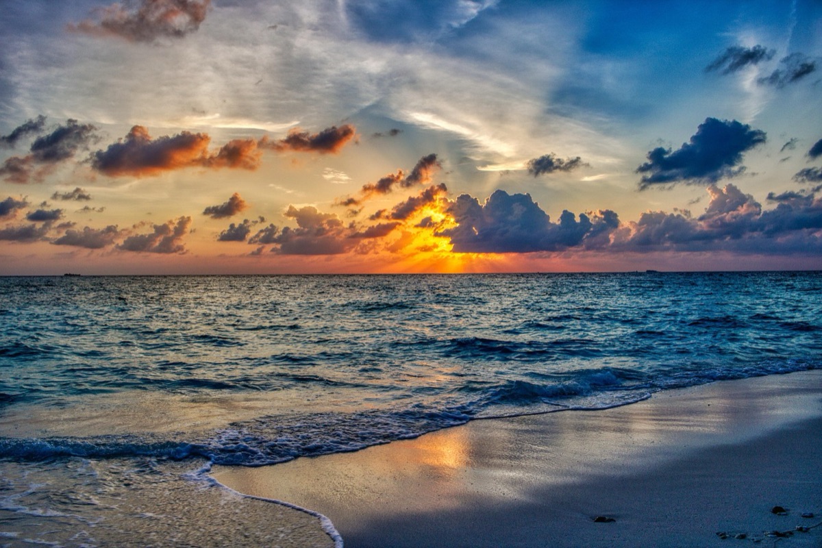 Amanecer sobre la isla de Seychelles