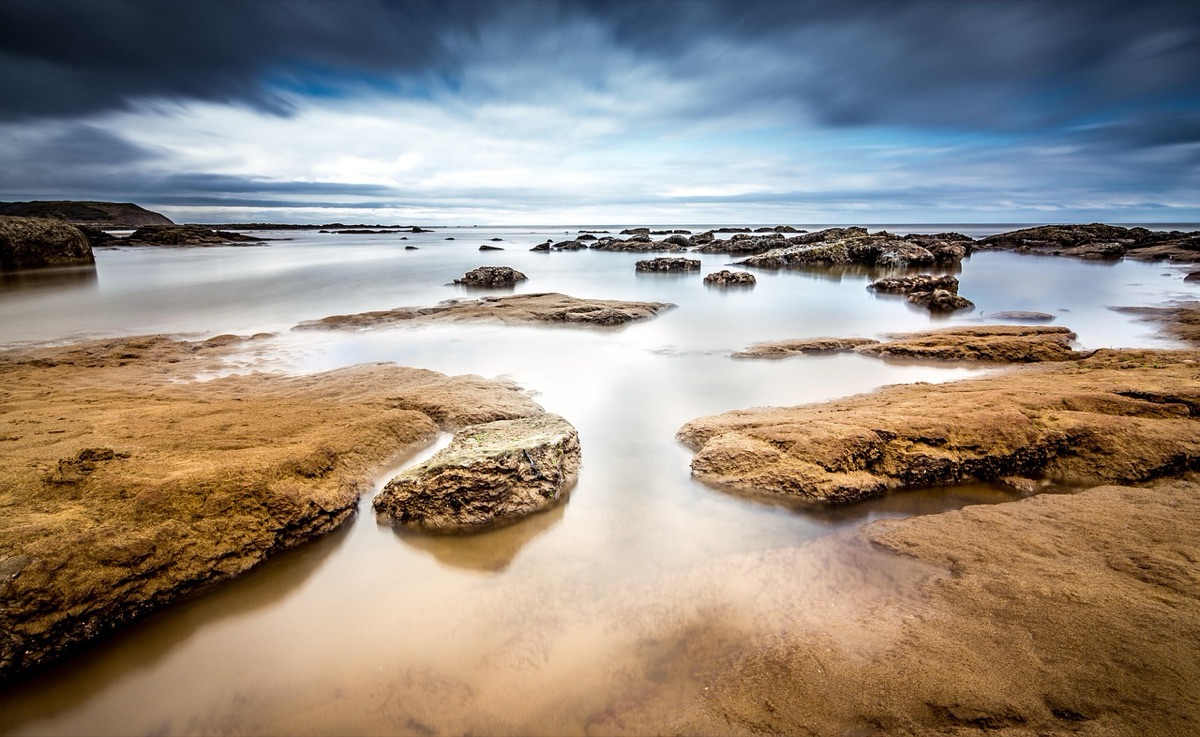 Mauritius Strand mit farbenfrohen Felsen