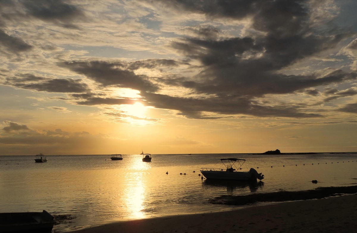 alba su una spiaggia di Mauritius